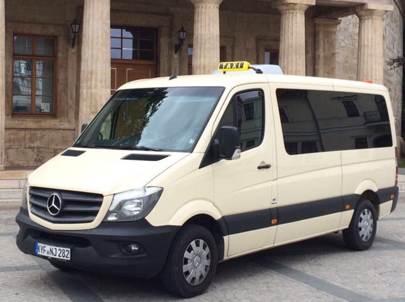 <b>Mercedes Benz Sprinter 113 CDI<br/>Rollstuhltaxi</b>