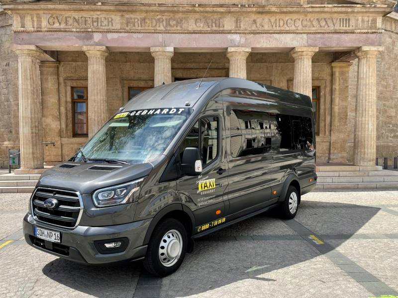 <b>Ford Transit<br/>Omnibus</b>